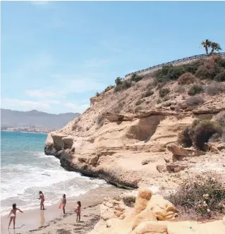  ?? Fotos: Encarna Albiol/José Nieto ?? Die für die Strände und Buchten von San Juan de los Terreros charakteri­stischen Felsen aus Sandstein sind ein wahrer Blickfang.