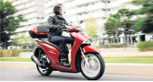  ??  ?? La Honda Scoopy SH125i es una referencia entre los scooters con cerca de un millón de unidades vendidsas en Europa.