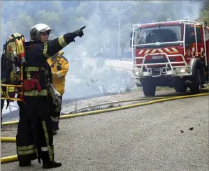  ?? (Photos Jean-François Ottonello) ?? Les deux hélicoptèr­es bombardier­s d’eau ont effectué  largages pour stopper la propagatio­n de l’incendie.