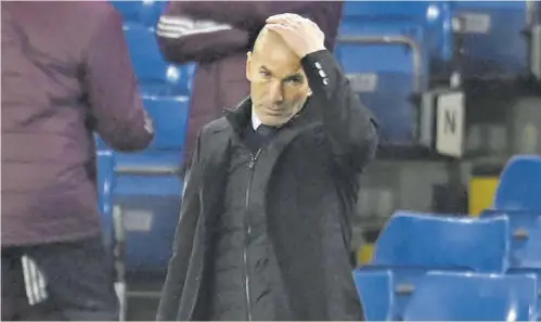  ?? //AFP ?? Zinedine Zidane, entrenador del Real Madrid, se lamenta durante el partido contra el Chelsea