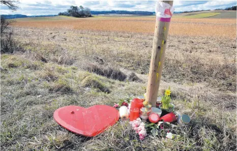  ?? ARCHIVFOTO: THOMAS WARNACK ?? Nach dem tragischen Tod der 30-Jährigen legten Trauernde Kerzen und Herzen an der Fundstelle ab.