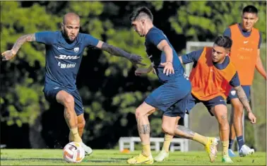  ?? ?? Dani Alves, ex del Barça, en un entrenamie­nto con Pumas.