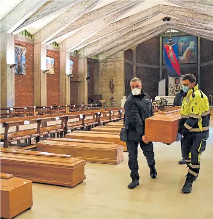  ?? AP ?? Muertos. Una iglesia cerca de Bérgamo, en Italia, sirve como espacio para acumular féretros.