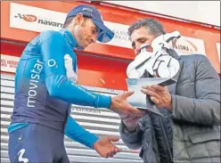  ??  ?? LEYENDAS. Valverde recibe el trofeo de manos de Miguel Indurain.