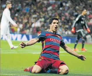  ?? FOTO: J. A. SIRVENT ?? Luis Suárez celebró así su doblete en el Bernabéu en el 0-4 del Barça en noviembre de 2015