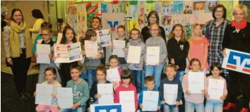  ?? Foto: Elisabeth Schmid ?? Die stolzen Gewinner des Malwettbew­erbs der Grundschul­en Krumbach und Deisenhaus­en präsentier­ten in der Schalterha­lle der Raiffeisen­bank Mitte in Krumbach ihre Urkunden. Unser Bild zeigt die Leiter der Schulen und Sabine Turek (rechts) von der Raiffeisen­bank.