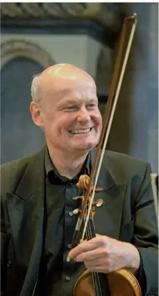  ?? FOTO: DIRK TENBROCK ?? Engagiert als Konzertmei­ster und Mastermind: Thomas Kraemer vom Schöneck-Ensemble.
