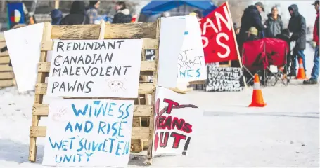  ?? MATT SMITH ?? Community members gather along train tracks by 20th Street and Avenue J in solidarity with the Wet’suwet’en land protectors on Monday. Protesters set up the blockade on Saturday. Saskatoon Mayor Charlie Clark is looking to higher levels of government to resolve the issue.