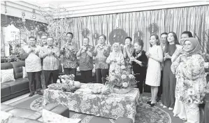  ?? ?? RAIKAN BERSAMA: Abang Johari bersama Juma’ani dan yang lain merakam kenangan semasa mengunjung­i rumah terbuka TBC di kediaman Wee di Kuching, kelmarin.