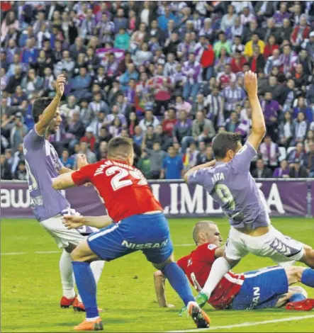  ??  ?? LA ACCIÓN DEL 3-0. Calavera anotó el tercer gol del Valladolid en propia puerta, al intentar evitar un remate del pichichi lo