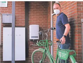  ?? RP-FOTO: ACHIM BLAZY ?? Marcel Franke, der mit einem TVR-Fahrrad unterwegs ist, steht an der Powerbank (hinten), die den Solarstrom einspeist.