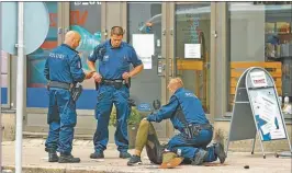  ??  ?? VICTIMAS. La policía asiste a un herido en el centro de Turku.