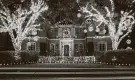  ?? Jon Shapley / Staff photograph­er ?? A home in the River Oaks area is decorated to the hilt with holiday lights last week.