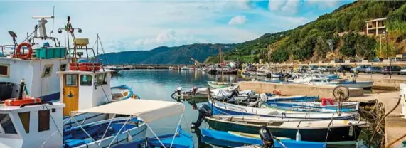  ??  ?? A Marina di Pisciotta si pratica la pesca delle alici con lamenaica, cioè la barca e la rete.DOVE