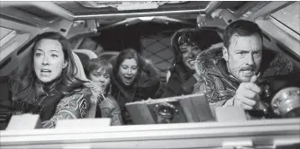  ?? NETFLIX ?? Molly Parker, left, Max Jenkins, Mina Sundwall, Parker Posey and Toby Stephens in “Lost in Space.”