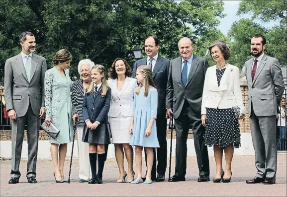  ?? DANI DUCH ?? La infanta Sofía, de uniforme, rodeada de sus padres, su hermana, sus cuatro abuelos, su bisabuela materna y su padrino