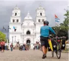  ??  ?? Sentimient­os. El arribo a Esquipulas fue triste por no saber qué había sucedido con los migrantes en la frontera; y alegre por haber llegado a ese nuevo destino.