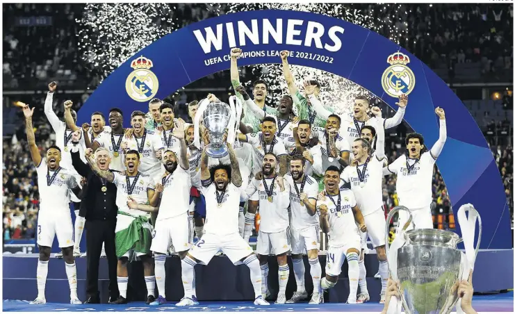 ?? FOTOS EFE ?? El festejo de los jugadores de Real Madrid después de ganar la final de la Liga de Campeones ante el Liverpool.