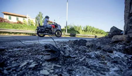  ?? ?? Via Salaria
I resti della moto del broker Massimo Bochicchio dopo l’incidente mortale di domenica scorsa