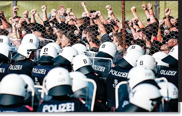  ??  ?? Ready for trouble: Austrian police conducting a training exercise at the border this week