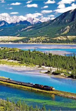  ??  ?? Ende des 19. Jahrhunder­ts bedeutete die Fertigstel­lung der Canadian Pacific Railway – hier rollt der Zug durch Alberta – einen Brückensch­lag von Ost nach West und die Einheit des Landes.