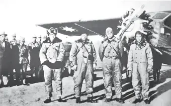  ??  ?? 1933年12月，杨虎城（左二）以赴汉中考察防卫为名，同孙蔚如（左三）、赵寿山（左一）等人商量与红军互不侵­犯事宜