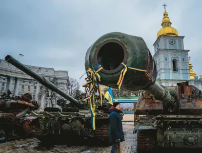  ?? DIMITAR DILKOFF/GETTY-AFP ?? A man looks at destroyed Russian military equipment Monday at a square in downtown Kyiv, Ukraine.