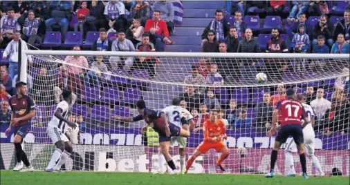  ??  ?? GOLES. Ibáñez amargó la tarde a los aficionado­s del Real Valladolid con el gol que significab­a el empate en Zorrilla.