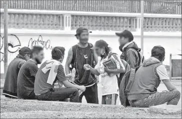 ?? Eduardo terán / el Comercio ?? • Personas que consumen licor se reúnen en la plaza y cerca a la UPC, en Cotocollao.