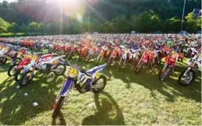  ??  ?? Le parc fermé à Entraygues-sur-Truyère, veille du départ. 560 motos ont pris le départ cette année, soit 120 de plus que d’habitude.
