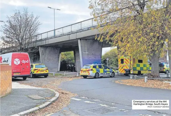  ?? PHOT: HARDEEP OBHRAI ?? Emergency services at the M4 Harlington Bridge, South Hayes