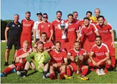  ?? Foto: Jürgen Schuster ?? Das Siegerbild wird beim FV Gerlenhofe­n zur Routine: Der Kreisligis­t gewann zum vierten Mal in Folge den Iller-Pokal.