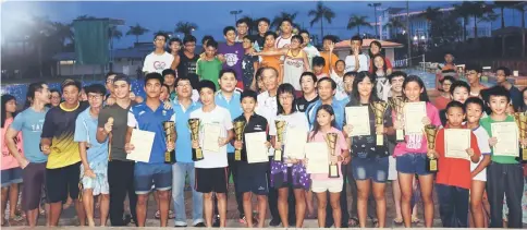  ??  ?? Swimmers and Tiong gather for a photocall with winners of the best swimmer awards in the front row.