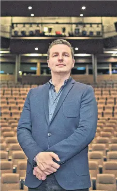  ?? FOTO: KARMANN/DPA ?? Jan Philipp Gloger (35) setzt Jelineks neustes Werk „Das Licht im Kasten“in Szene. Ab 2018 ist er Schauspiel­direktor am Staatsthea­ter Nürnberg.