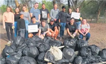  ?? Foto: Hannes Visser ?? ‘n Groep skoolleerd­ers en studente wat aan verlede maand se #trashtag-dag deelgeneem het.