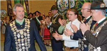  ??  ?? Standing Ovations: Werner Schleger vom Schützenve­rein Grimolzhau­sen genoss als neuer Bezirkskön­ig in der Disziplin Luftge wehr den Applaus.