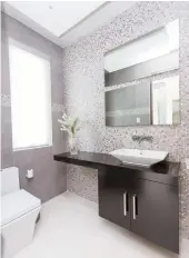  ??  ?? Muebles lacados y que maximizara­n la capacidad de almacenaje y mosaicos decorativo­s imparten personalid­ad a los cuartos de baño.