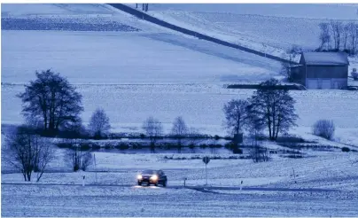  ?? FOTO: NICOLAS ARMER/DPA-TMN ?? Winter-wunderland oder Tour des Schreckens: Der eigene Fahrstil ist die entscheide­nde Konstante auf Schnee und Eis.