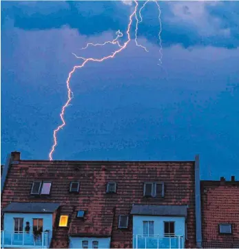  ?? FOTO: KARINA HESSLAND/DPA ?? Auch wenn ein Blitz in einiger Entfernung einschlägt, kann er massive Schäden anrichten. Denn Blitzström­e fließen durch die Erde und gelangen durch die elektrisch­en Leitungen ins Gebäude.