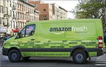  ??  ?? Ein Fahrzeug des US-Onlinehänd­lers Amazon mit der Aufschrift „amazon fresh“fährt durch New York. In Deutschlan­d verbündet sich Amazon bei der Lieferung von frischen Lebensmitt­eln mit DHL. Foto: dpa/Uppa/Richard B. Levine