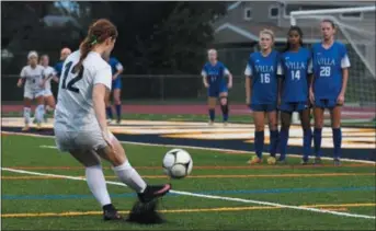  ?? MICHAEL REEVES — FOR DIGITAL FIRST MEDIA ?? Villa Maria’s Sarah Goldblum, who scored the game’s only goal for the Hurricanes, takes a free kick Thursday.