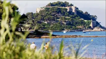  ?? (Photo d’archives Dominique Leriche) ?? Situé sur un piton rocheux, le fort domine la Méditerran­ée.