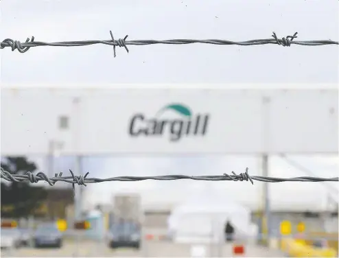  ?? Da rren Makowich uk/ Postmedia ?? A near deserted Cargill Meats plant near High River due to COVID-19 in April.