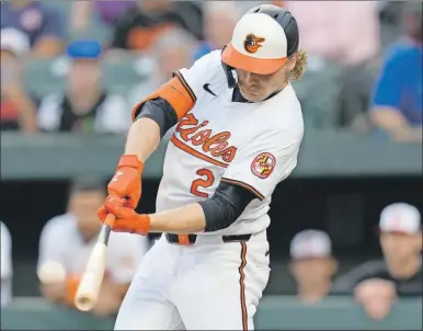  ?? ?? El zurdo Gunnar Henderson, de los Orioles de Baltimore, al momento de conectar ayer un cuadrangul­ar frente a los Mellizos de Minnesota