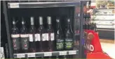  ??  ?? Les marchands IGA retirent aux vins du Québec l’emplacemen­t qui leur était réservé pour les confiner à un espace plus restreint.