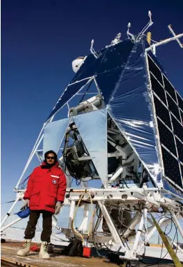  ??  ?? Juan Diego Soler con un telescopio que asciende en globo a 40 km sobre la superficie de la tierra.