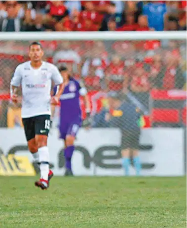  ??  ?? Diego arrisca o lançamento: Fla esbarrou nos próprios erros no primeiro jogo da semifinal