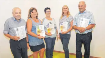  ?? FOTO: KURT ZIEGER ?? Max Schwarz, Beate Maier, Brigitte Bucher, Claudia Schwarz und Karl Binder sind die Jubilare des Münstercho­rs Heiligkreu­ztal.