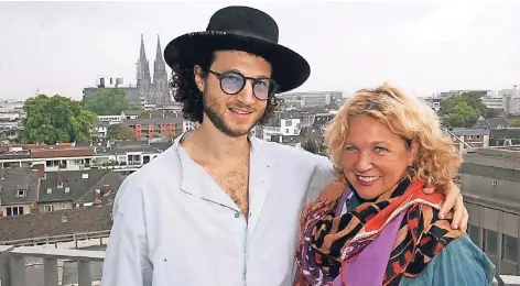  ?? FOTO: STEPHAN EPPINGER ?? Haya und Nuriel Molcho auf der Terrasse ihres Kölner Neni im neuen 25hours Hotel im historisch­en Rundbau des Gerling-Quartiers. In diesem Jahr folgen noch weitere Neni-Restaurant­s in Amsterdam und Paris.