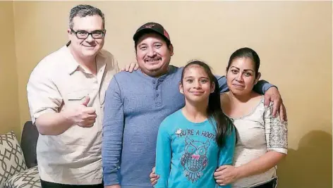  ??  ?? Rosa María dice que extrañó mucho a su familia mientras estuvo en el centro de detención. En la foto están con el abogado Álex Gálvez (izq.).